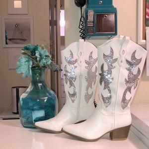 WILD PAIR White/Silver Cow Boy Calf Boot with 2.25in heel size 9.5 NEW $45